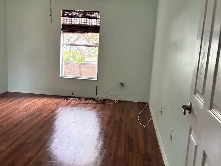 2418 SW Bayshore Blvd — Photo 2