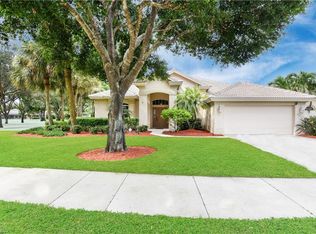 6615 Chestnut Cir, Naples, FL 34109