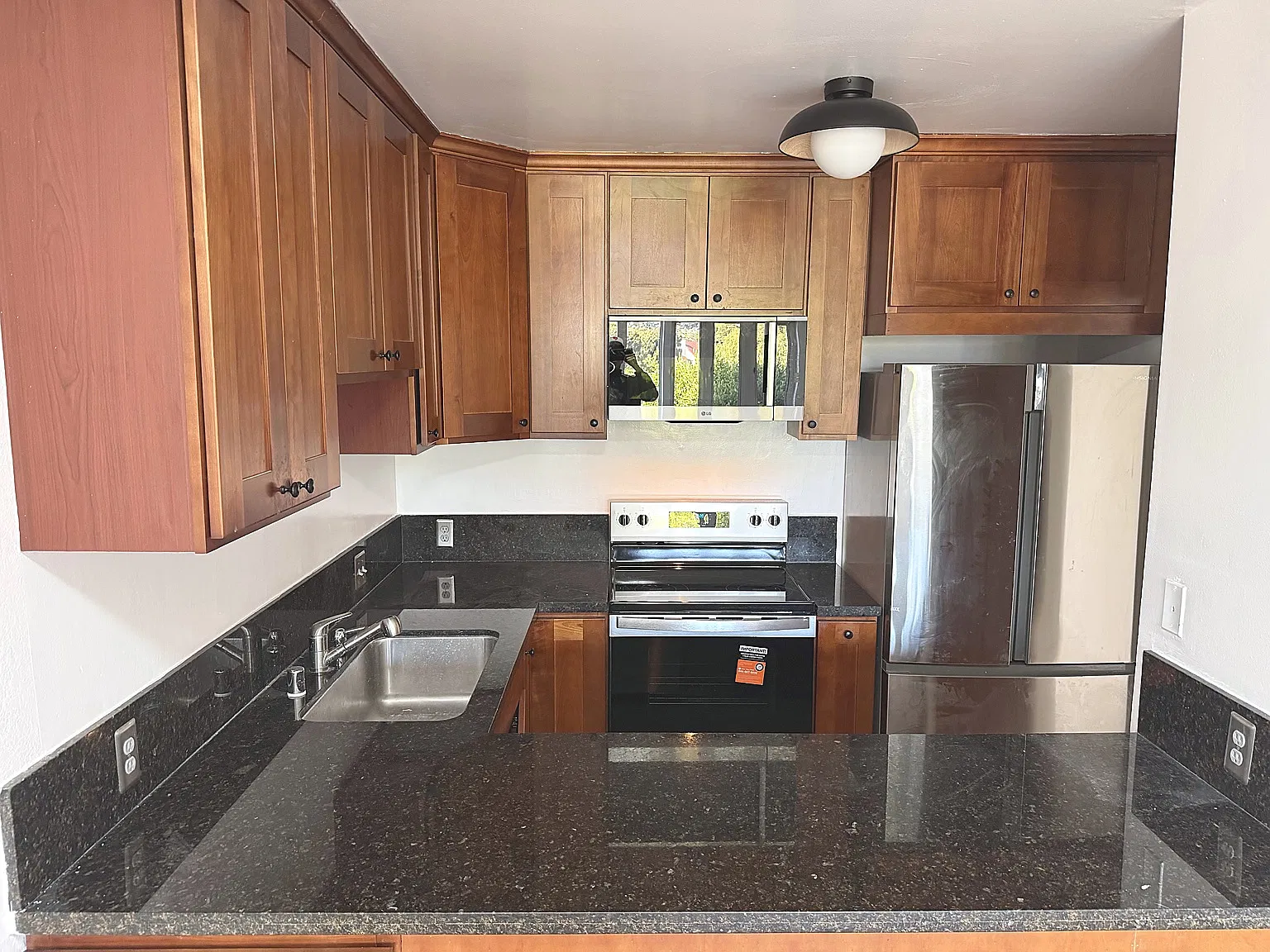 2 bed, 1070 sqft, $6,975 — Photo 3