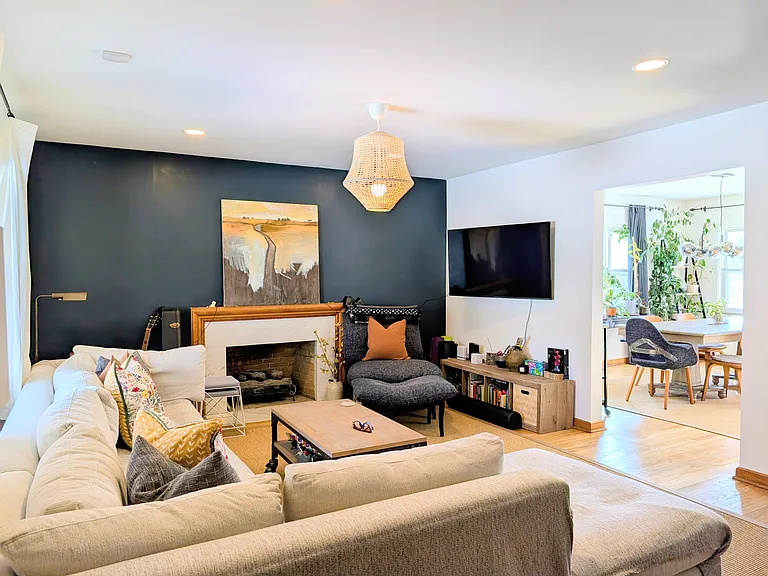 2543 E Livingston Ave — Photo 4