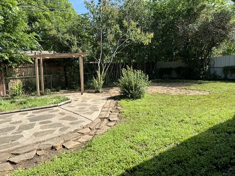 2820 Southgate Dr — Photo 18