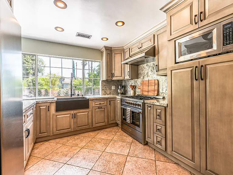 20212 Valerio St — Photo 4