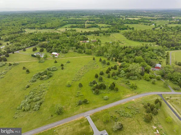 Lindbergh Ct, Summit Pt, WV 25446