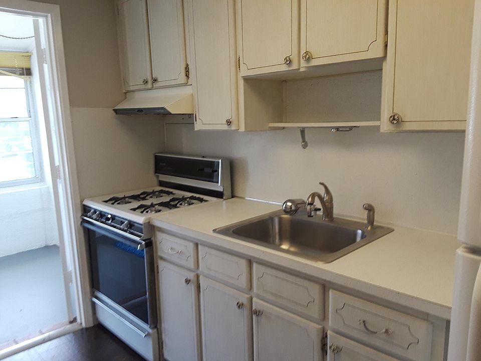 2nd image of 911 Washington Ave APT 310
