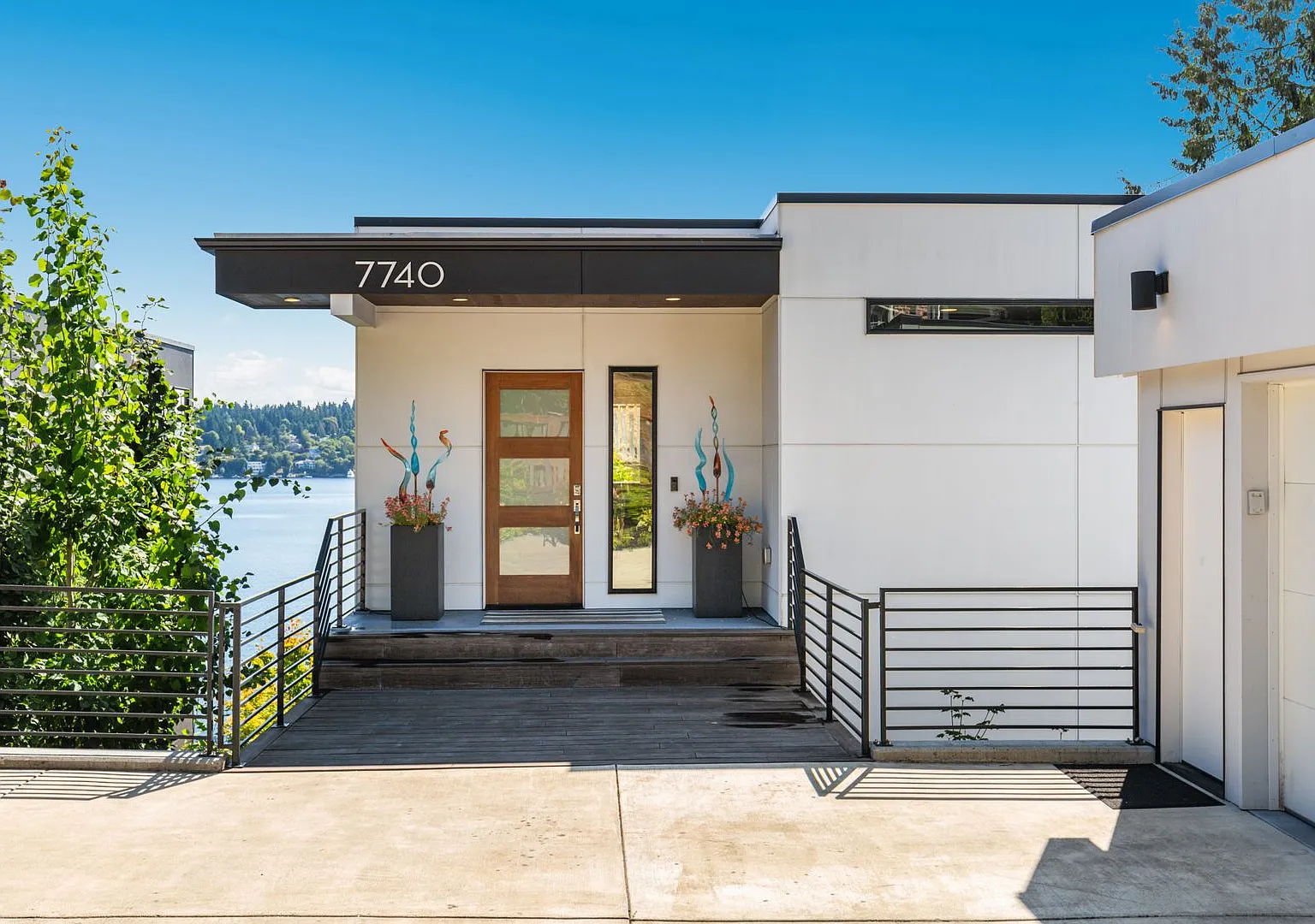 Stunning Lakefront Estate — Photo 3