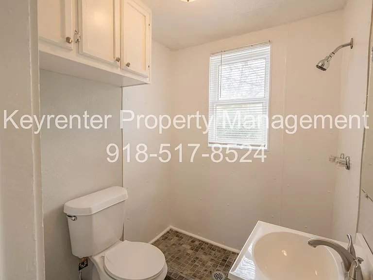 E 7th St Duplex — Photo 10