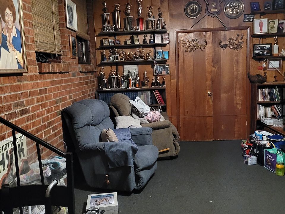 2nd image of 32 Lealand Dr
