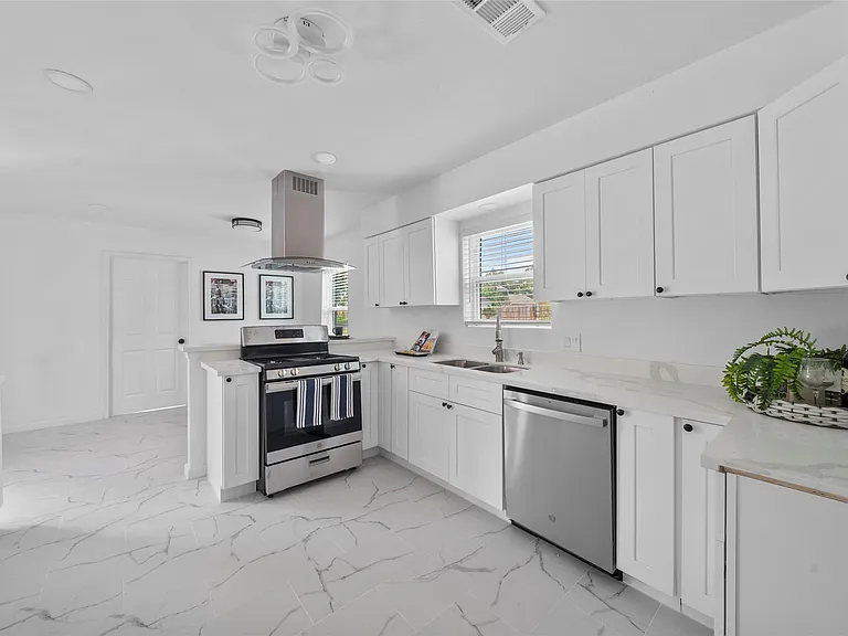5943 Greenmont Dr — Photo 12