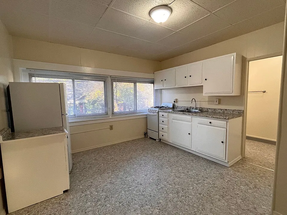 1704 SE Main St #3