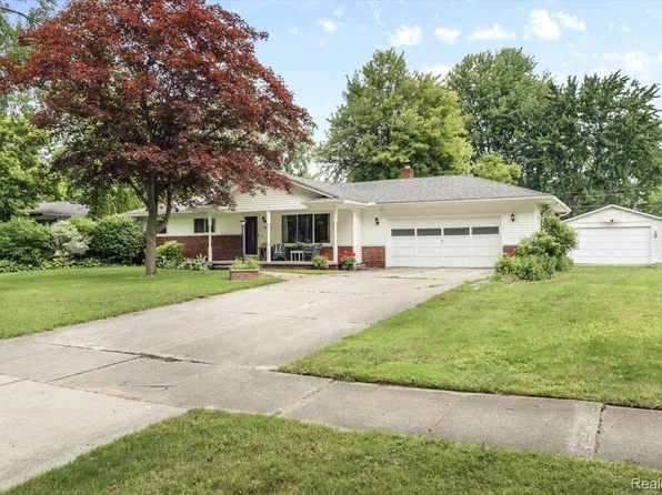 210 6th St, Marysville, MI 48040