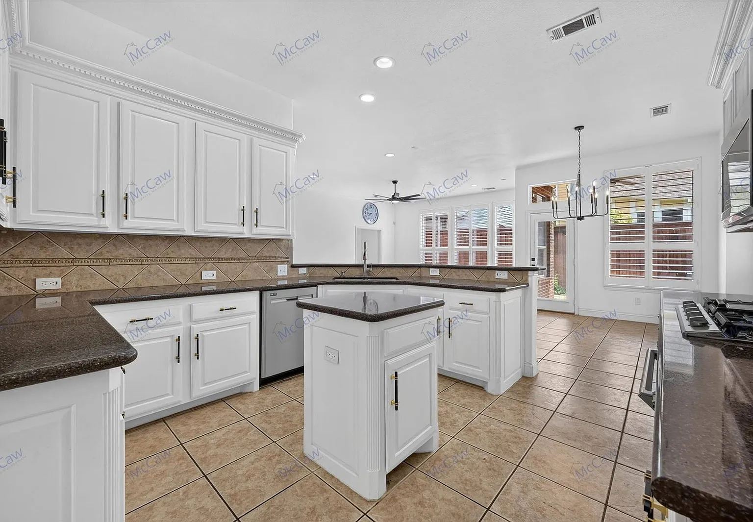 4 bed, 2.5 bath, 3319 sqft, $3,700 — Photo 4