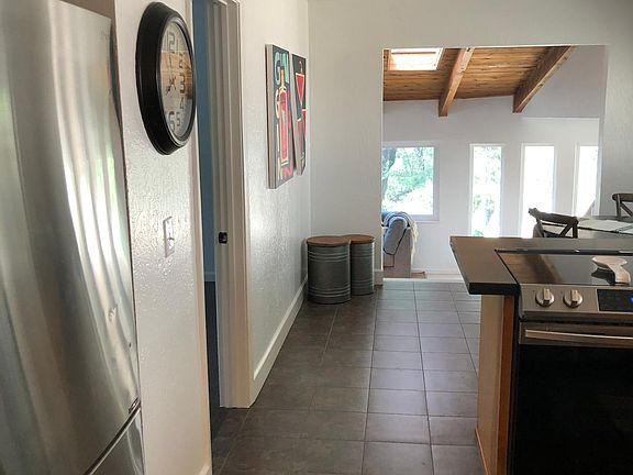 4th image of 1396 Lane Dr