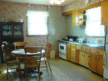 4th image of 202 Wood St