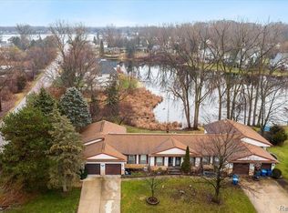 2369 Golden Shores Dr, Fenton, MI 48430