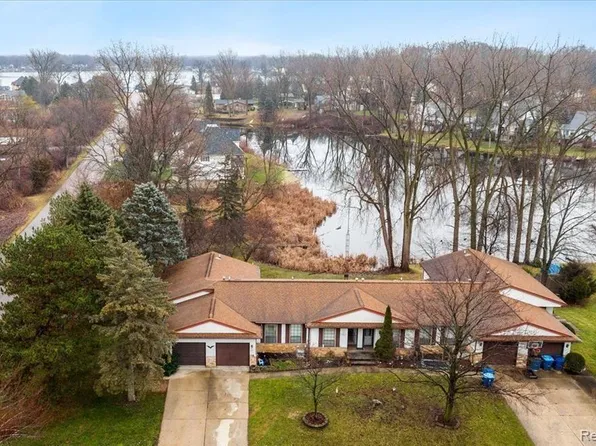2369 Golden Shores Dr, Fenton, MI 48430