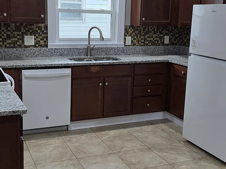 204 Maywood Ave — Photo 4