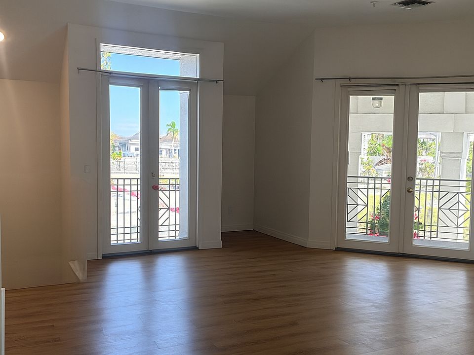 Living room/balcony access.