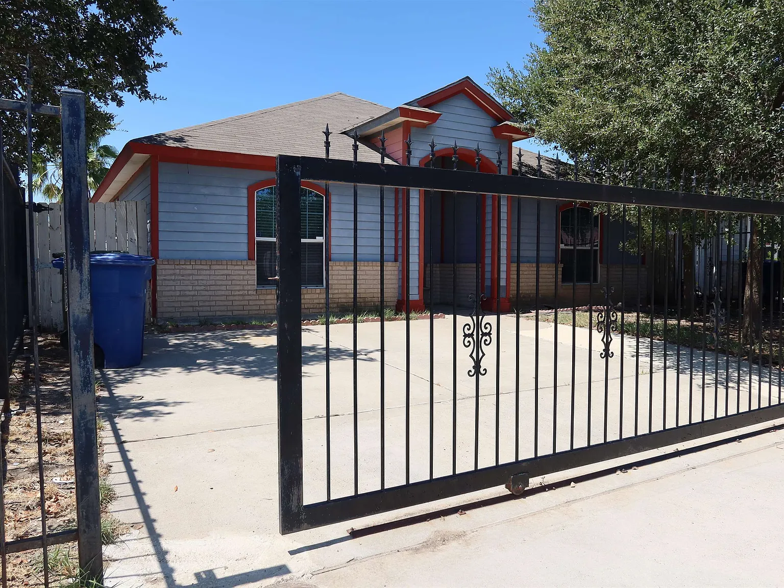 3 bed, 2.0 bath, 1399 sqft, $1,400 — Photo 2