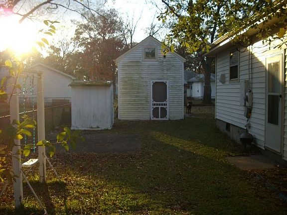 Workshop/barn and shed for extra storage!