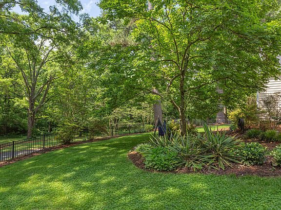 4th image of 800 E Forest Hills Blvd