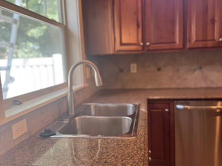 894 E Shadow Creek Ln — Photo 5
