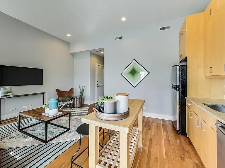 1952 W Byron St #6 — Photo 10
