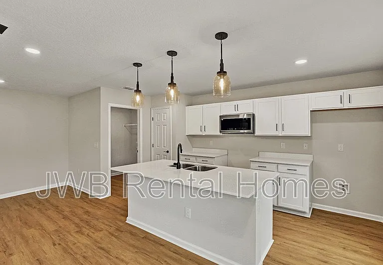 9144 9th Ave — Photo 2