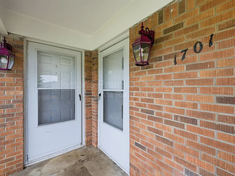 1701 W Elm St — Photo 2