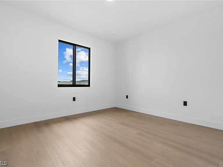 8033 Oakleaf Cir — Photo 16