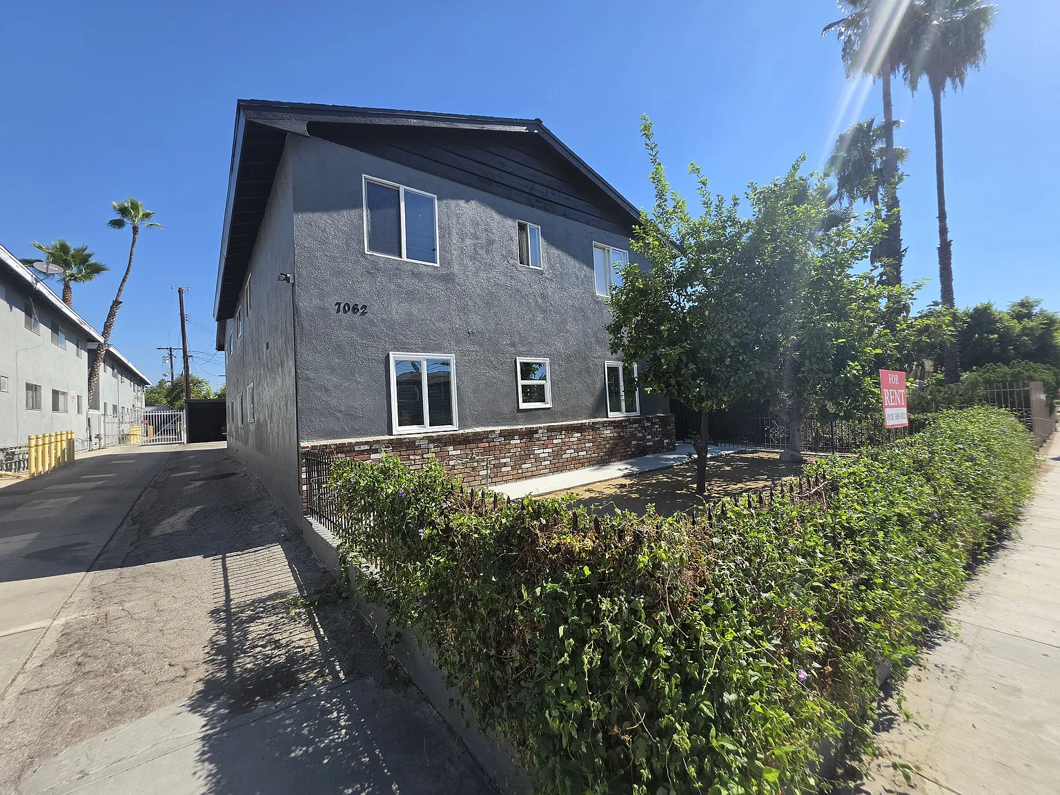 3 bed, 1.5 bath, 900 sqft, $2,600 — Photo 1