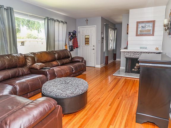 5th image of 1020 W Cameron Ave