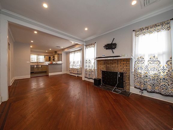 3rd image of 254 N Long Beach Ave