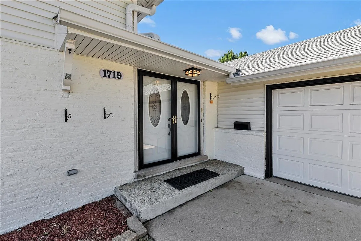 3 bed, 2.5 bath, 1425 sqft, $3,200 — Photo 3