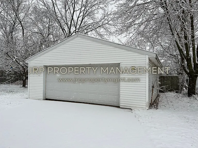 114 Moore St — Photo 2