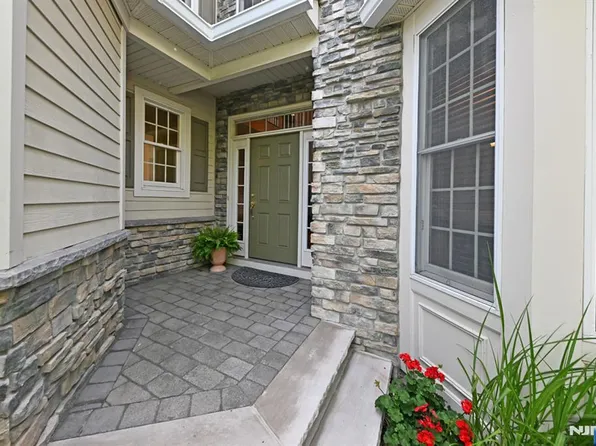 3 Schindler Ct, Upper Saddle River, NJ 07458