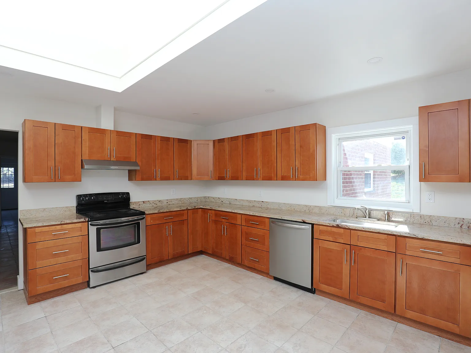 4 bed, 2720 sqft, $2,300 — Photo 3
