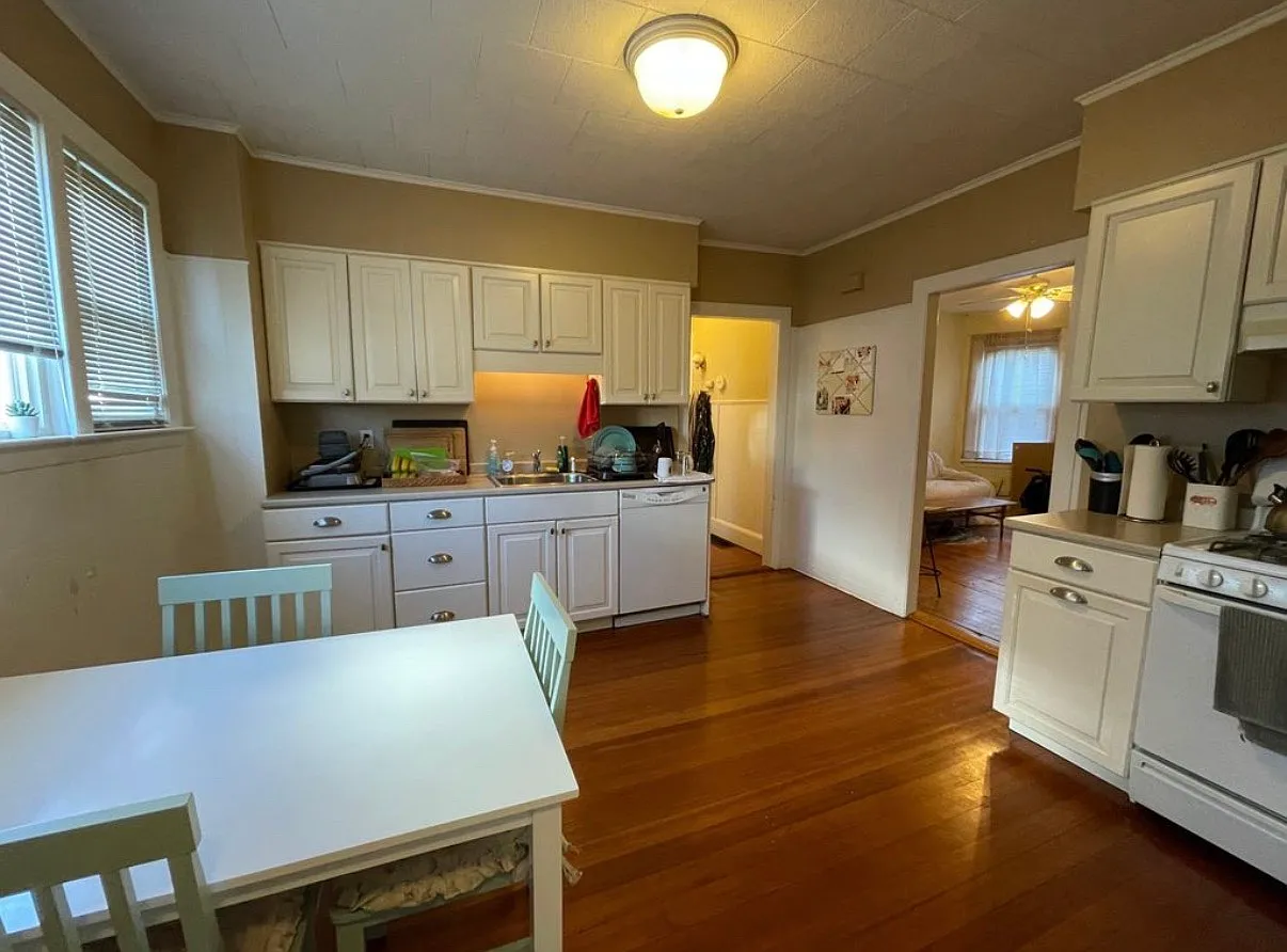 3 bed, $3,900 — Photo 1