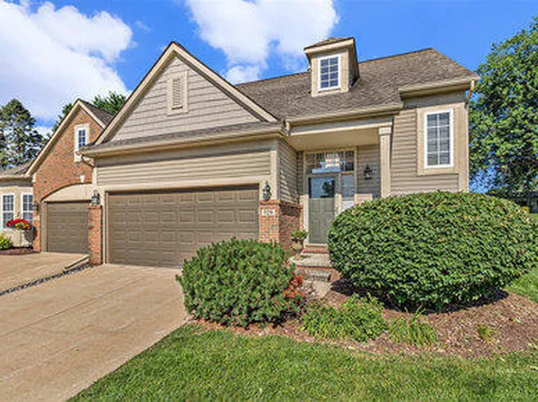 928 Sloane Ct, White Lake, MI 48386