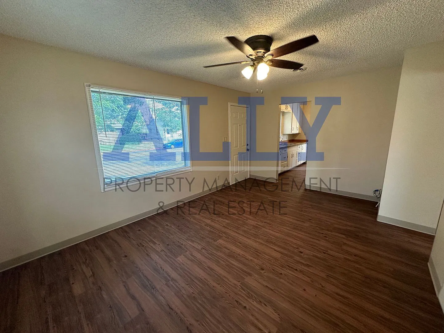Two bedroom, one and half bathroom house! One Car detached garage! Fenced in yard! — Photo 3