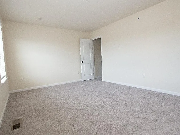 2 Skip Ln — Photo 33