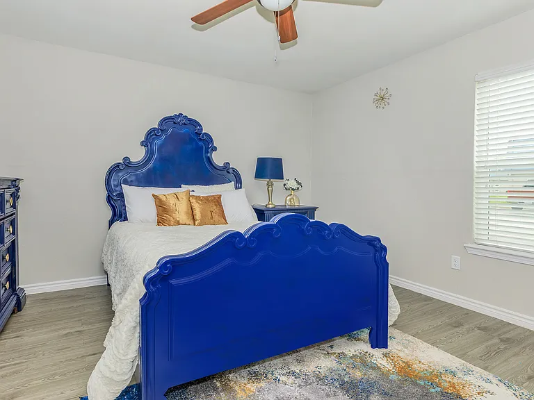Valencia Grove Apartments — Photo 13