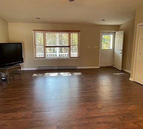 5th image of 672 Old Herald Harbor Rd