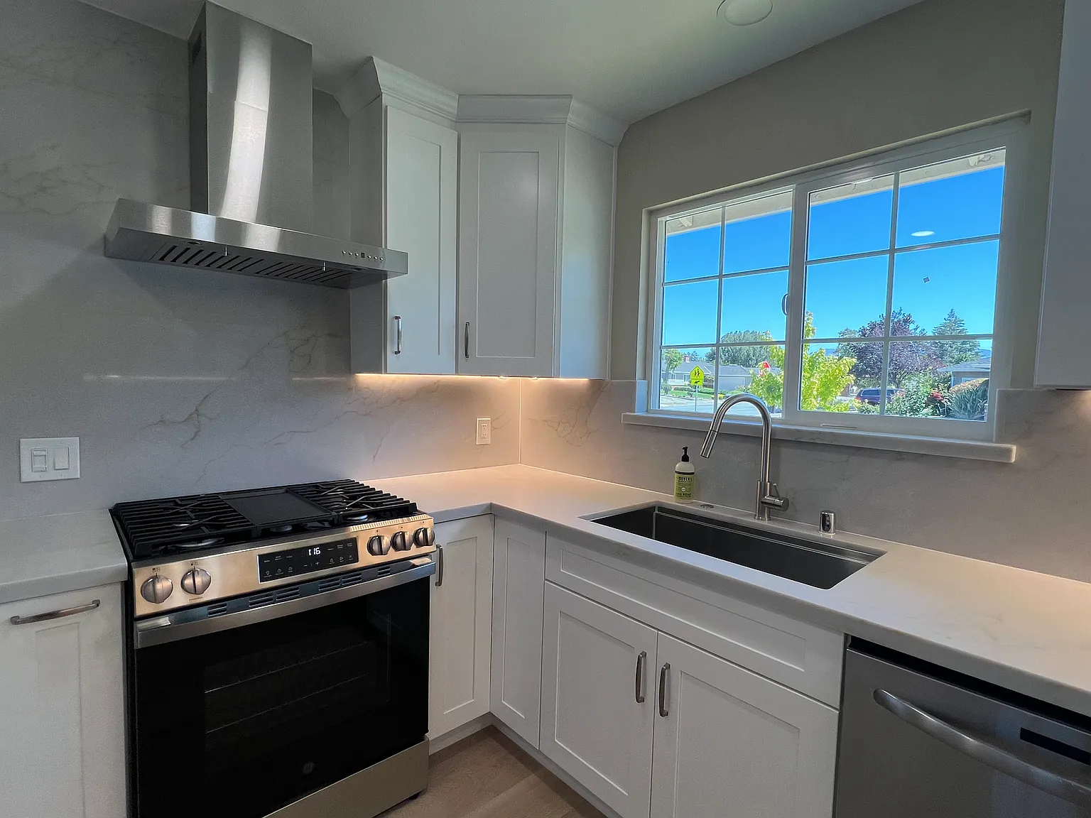 4 bed, 2160 sqft, $6,850 — Photo 2