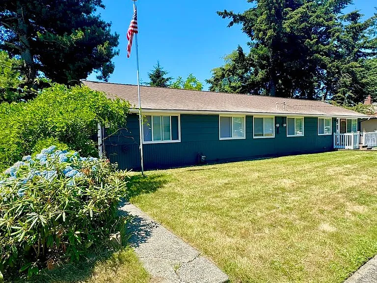 1901 Harrington Cir NE — Photo 1