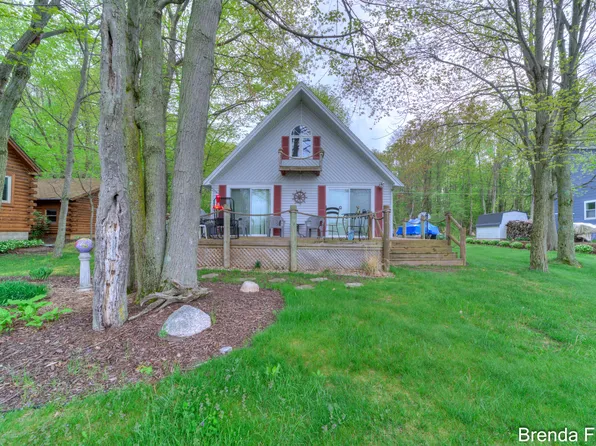 2551 Mayo Dr, Fremont, MI 49412