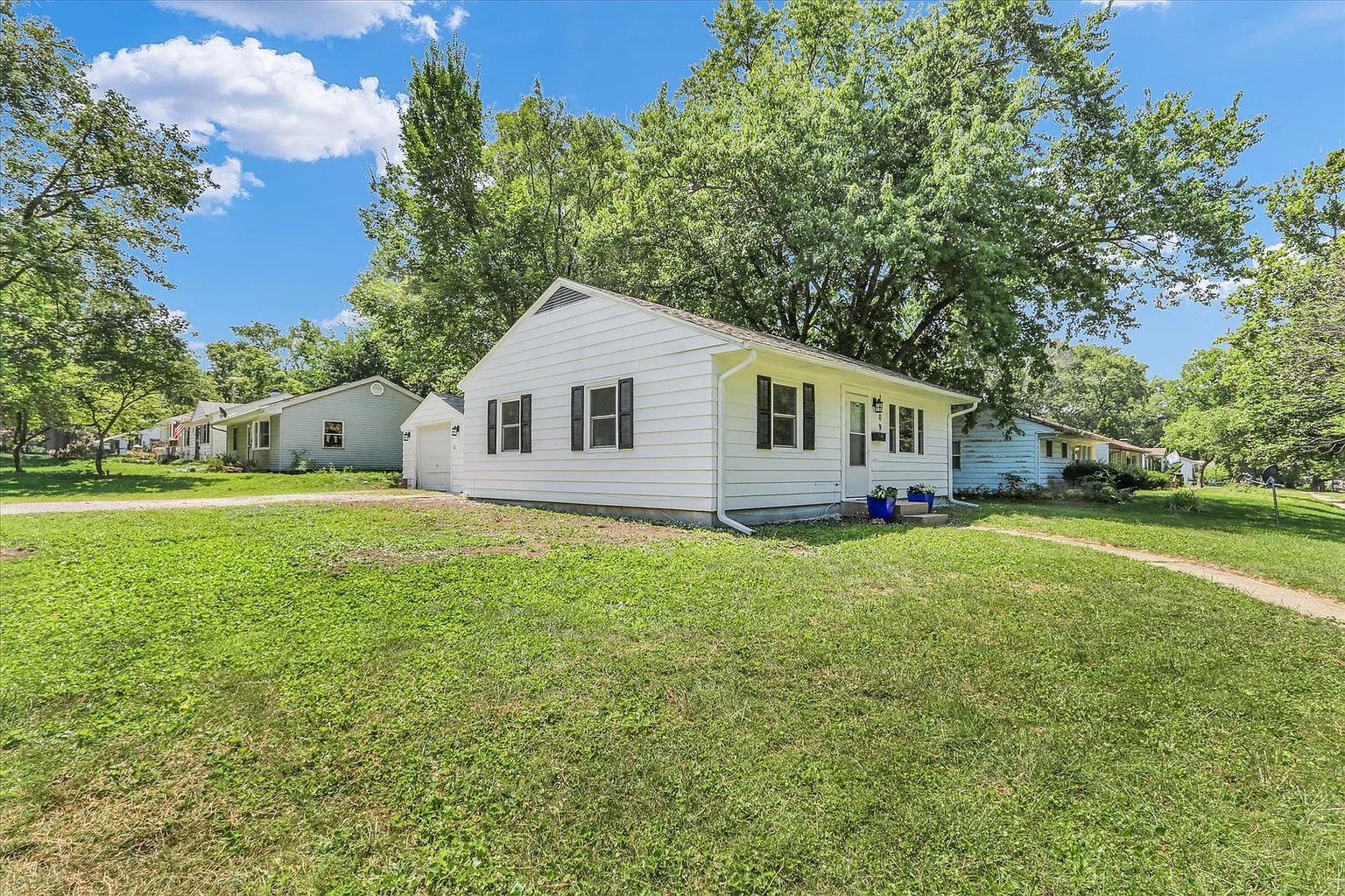 1009 E Michigan Ave photo 1
