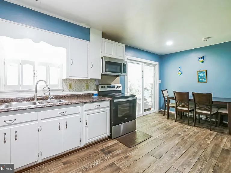 323 Russelcroft Rd — Photo 5