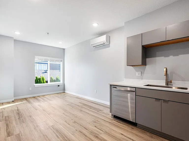 7150 N Greenwich Ave #9 — Photo 5