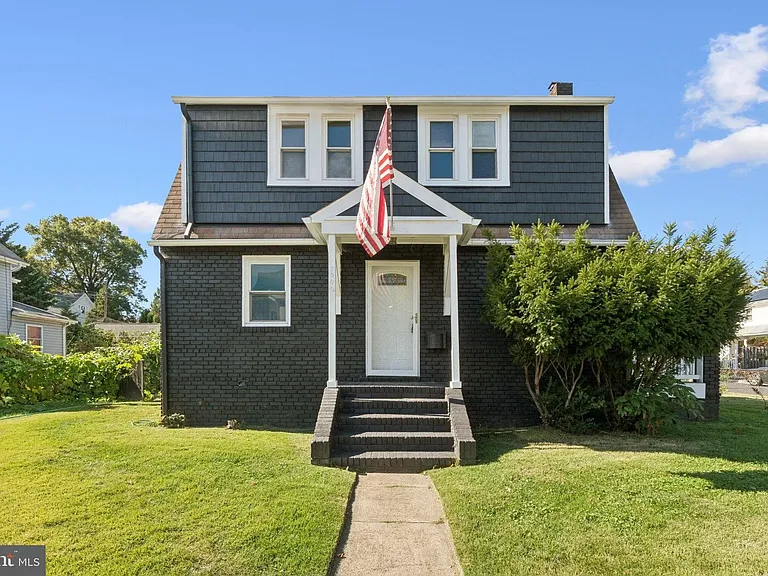 2500 S Eads St — Photo 1