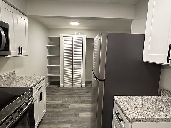 4th image of 2713 Center St #B